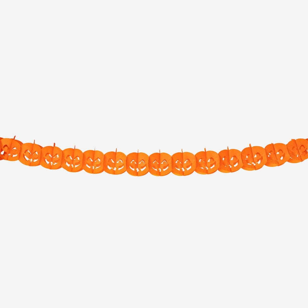 Una guirnalda con calabazas de papel