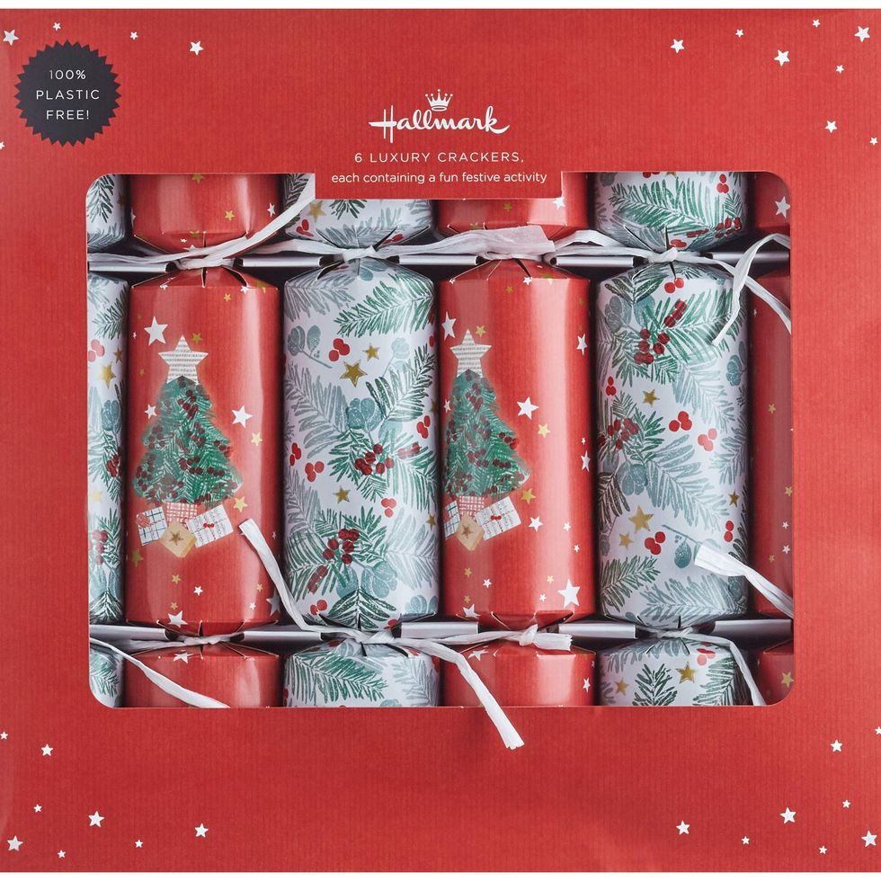 Hallmark Foliage Design Christmas Crackers - Pack of 6 in 2 Designs