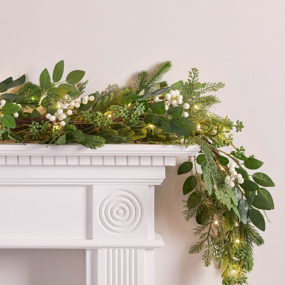 2m Pre Lit Oversized White Berry Christmas Garland