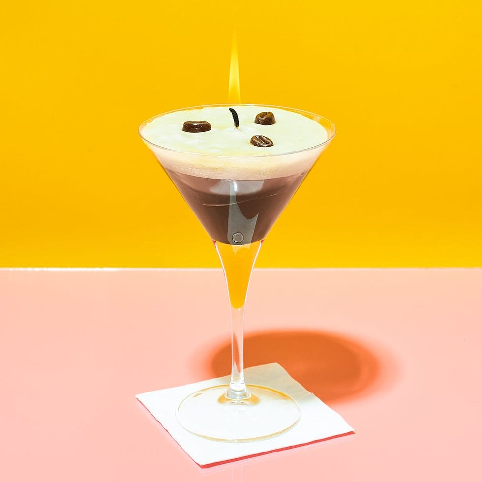 https://hips.hearstapps.com/vader-prod.s3.amazonaws.com/1698182382-friends-espresso-martini-candle-birthday-gifts-exclusive-food-novelty-607_1500x.jpg?crop=1xw:1.00xh;center,top&resize=980:*