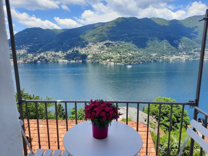 Le Luci sul Lago di Como con balcone vista lago
