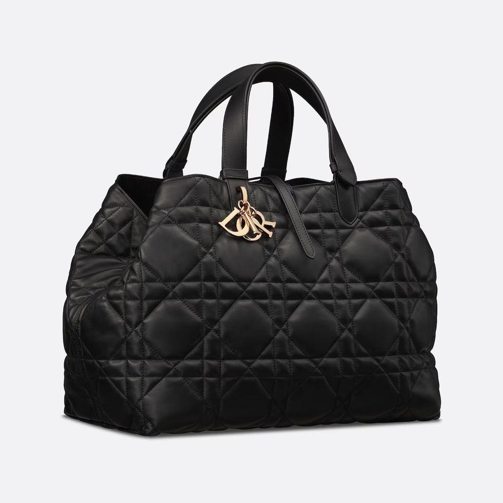 So many fashion girls own this supersized quilted shopping bag that fits all