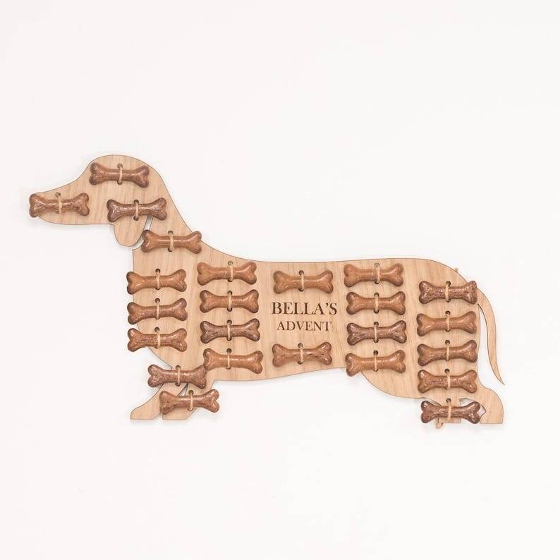 Calendario de madera con forma de perro salchicha