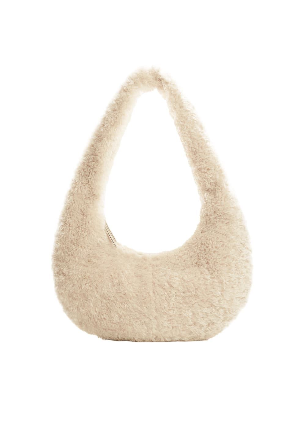 Deze teddy schoudertas van Mango past perfect bij cozy season