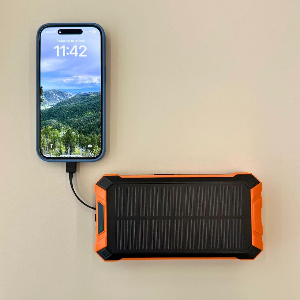Super Solar Power Bank Wireless Charger – Point Below