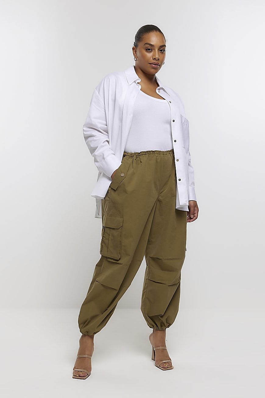 🤍 Parachute pants are back and better than ever! These are from