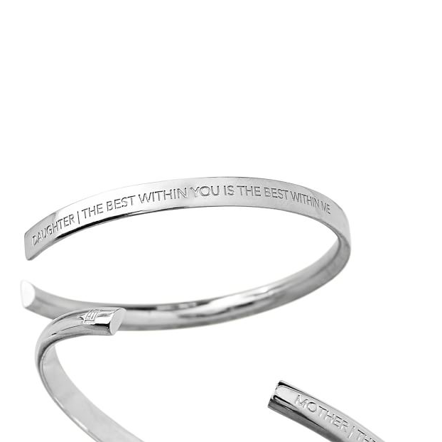 https://hips.hearstapps.com/vader-prod.s3.amazonaws.com/1699983271-1671120315-stella-valle-mother-daughter-bracelets-1671120307.png?crop=0.622xw:0.622xh;0.194xw,0.207xh&resize=980:*