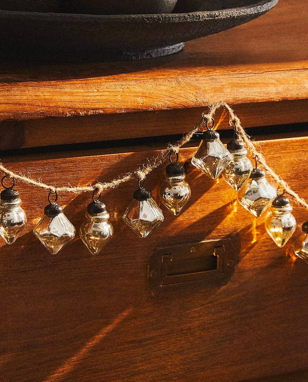 Guirnalda con adornos de vidrio en forma de diamante
