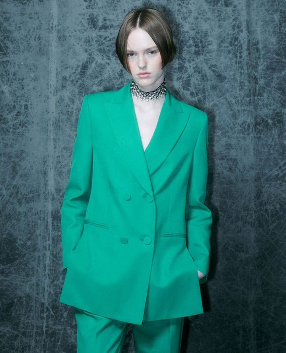 Chaqueta de traje cruzada en color verde, de Sfera
