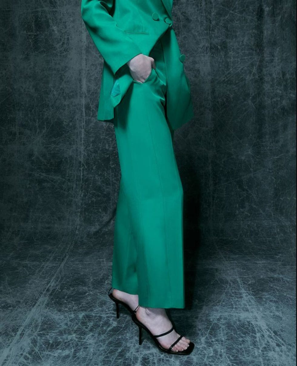 Pantalón de traje de color verde, de Sfera