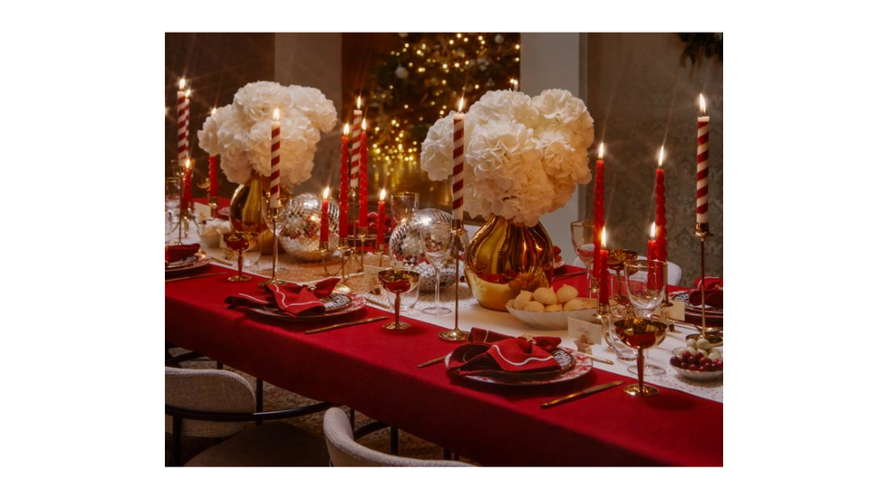 Pranzo di Natale: tovaglia in misto lino e cotone di colore rosso H&M