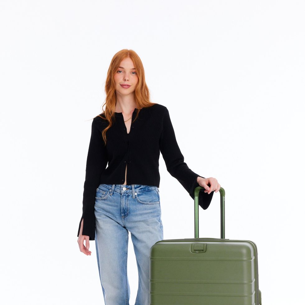 Béis vs. Away: Which Luggage Brand Is Right for You?