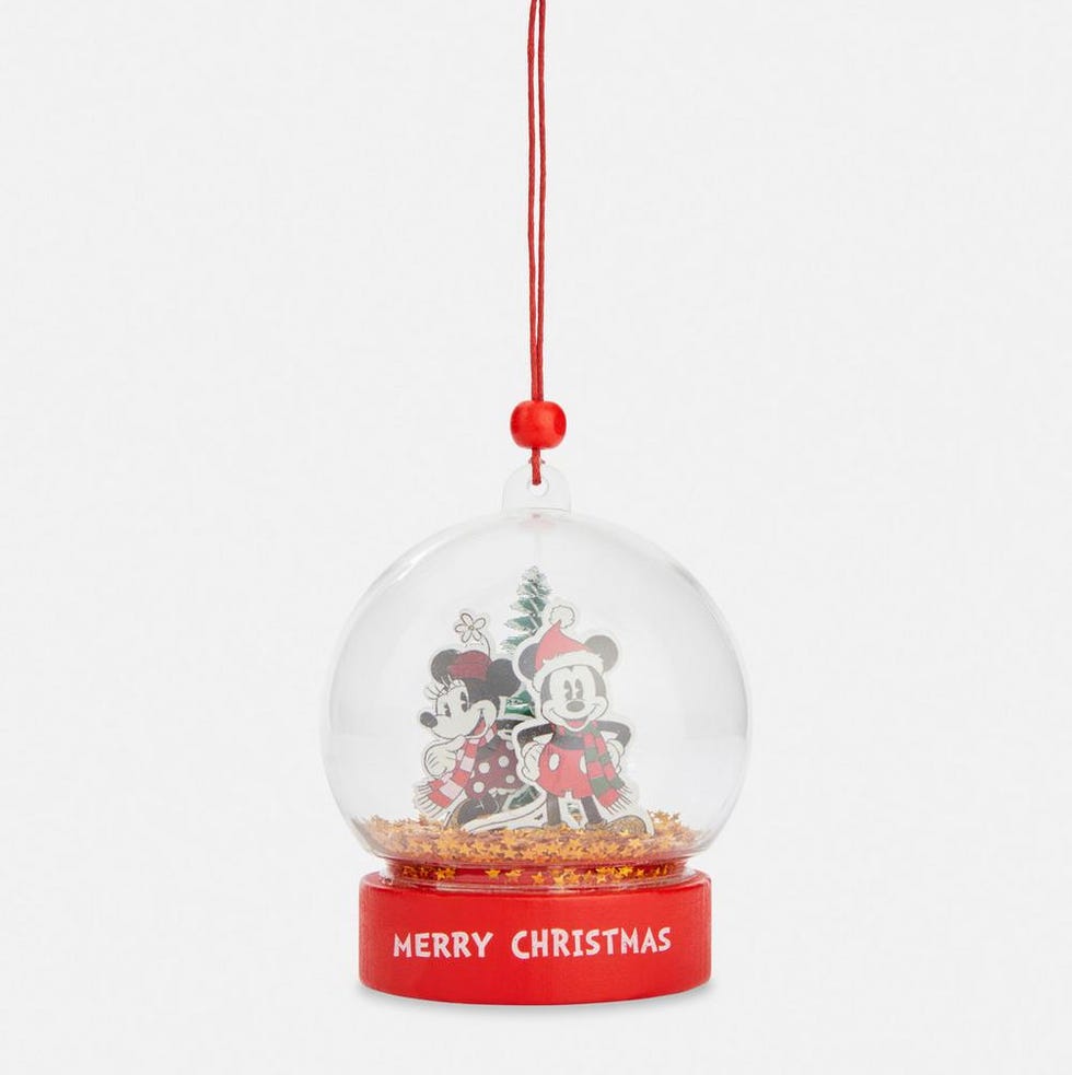 Primark Tiene Los Adornos Navideños De Disney Más Encantadores De Este 2023 6 1. Bola De Nieve Para El Árbol De Mickey Y Minnie, Por 4 Euros En Primark