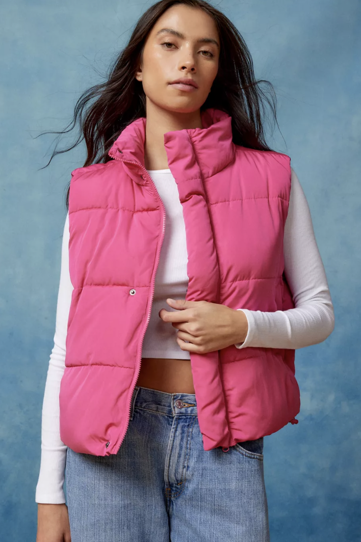 https://hips.hearstapps.com/vader-prod.s3.amazonaws.com/1701714316-puffer-vests-urban-outfitters-656e196bc91ff.png?crop=0.9435897435897436xw:1xh;center,top&resize=980:*