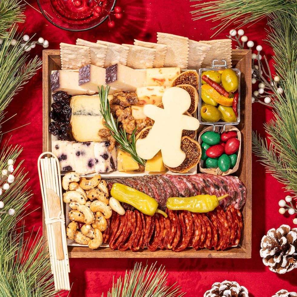 https://hips.hearstapps.com/vader-prod.s3.amazonaws.com/1701888068-small-christmas-cheese-charcuterie-board-gift-delivered-nationwide_2000x.jpg?crop=1xw:1.00xh;center,top&resize=980:*