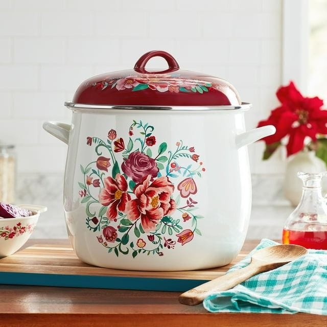 The Pioneer Woman Timeless Beauty 6-Quart Enamel-on-Cast Iron Holiday Dutch  Oven, Linen 