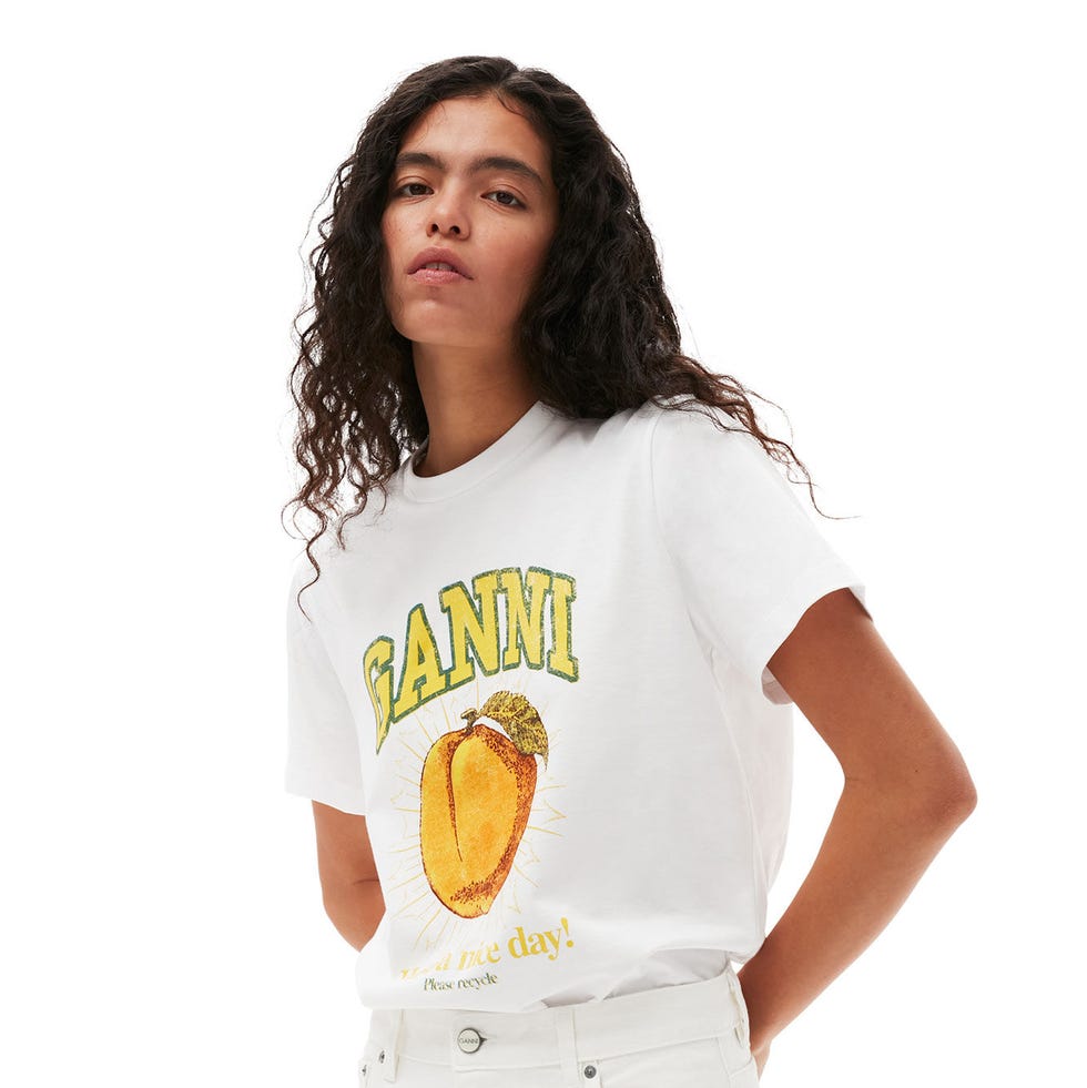 Relaxed Peach T-Shirt Discover the latest fashion trends with Pantone 2024 Color of the Year, Peach Fuzz. From cozy sweaters to trendy sneakers, let's explore!