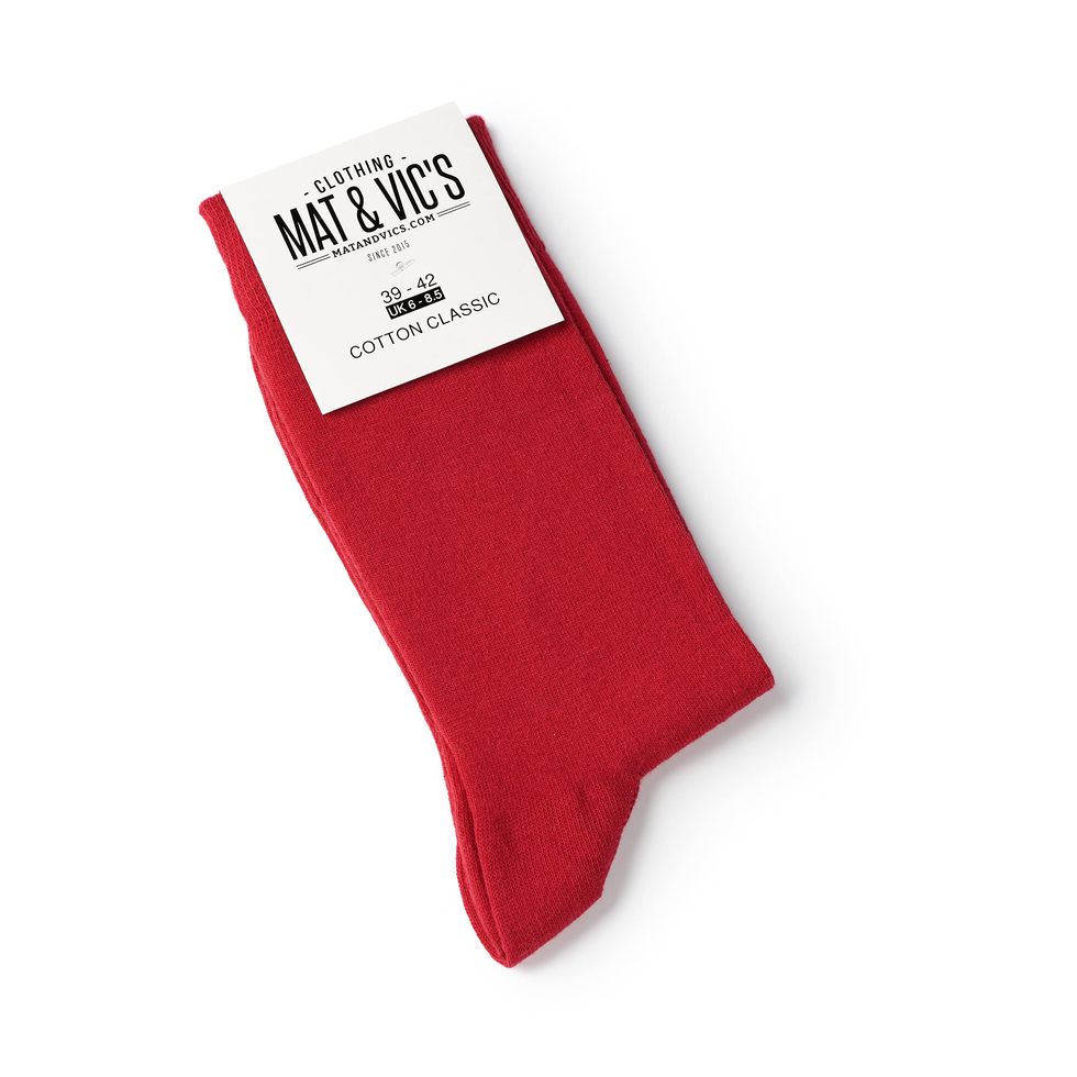 El accesorio más usado por las influencers portuguesas son los calcetines  rojos y los llevarás con bailarinas y zapatillas este invierno