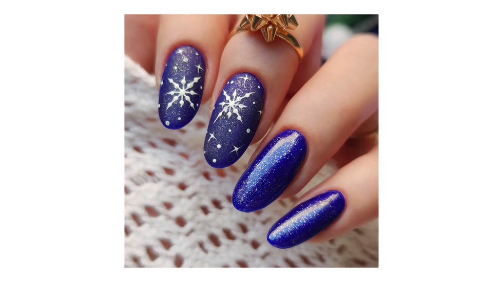 Idee per unghie natalizie non convenzionali: smalto blu