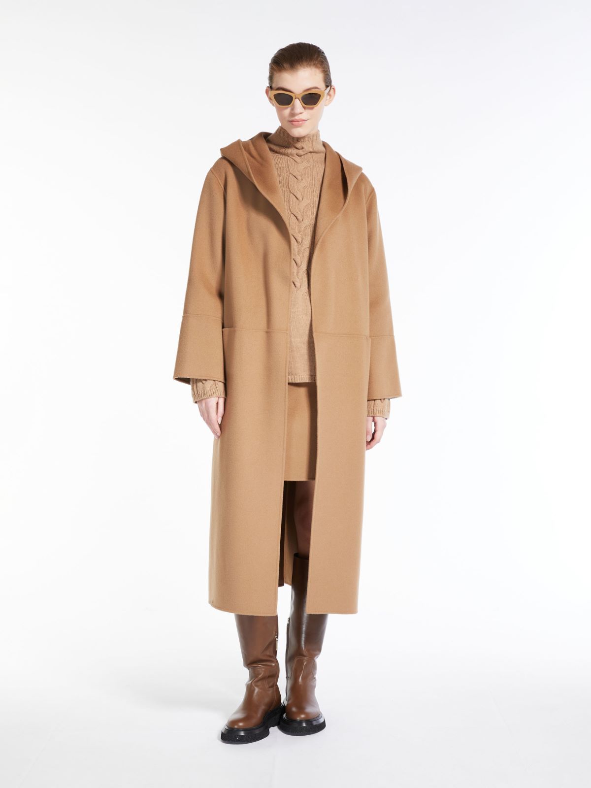 Camel coat with outlet hood