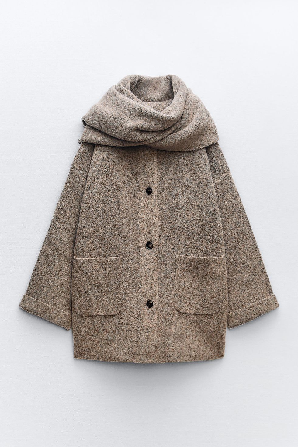 El abrigo camel de Zara que no te hará parecer más mayor