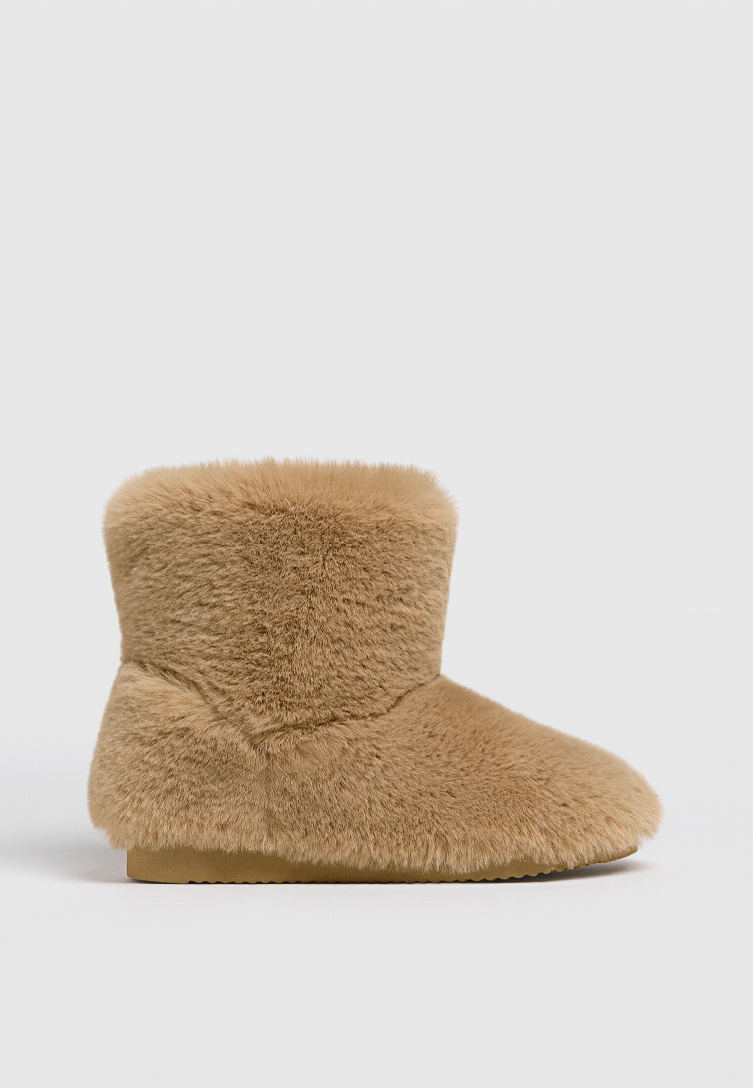 6 botas de pelo asequibles de Pull Bear Stradivarius y Bershka