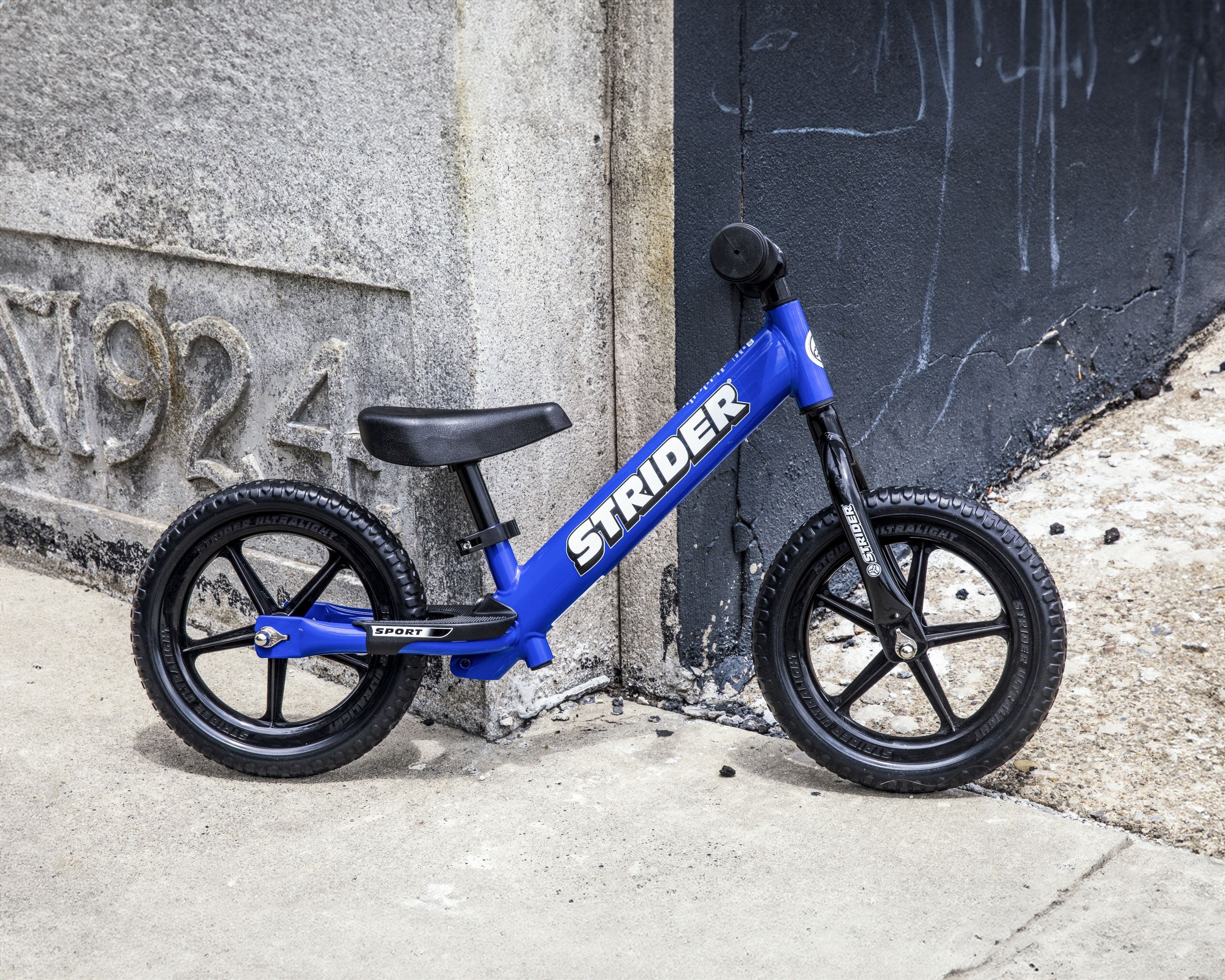 Strider vs best sale schwinn balance bike