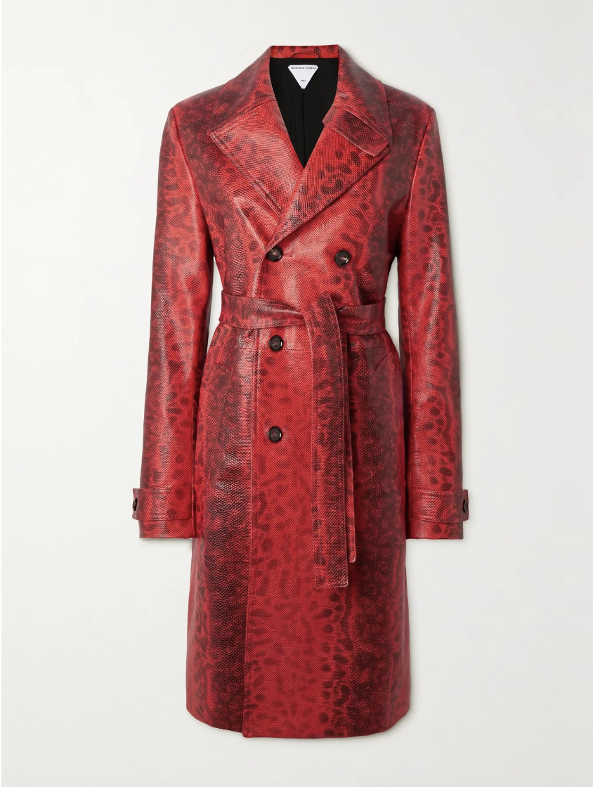 過年紅色穿搭推薦：Bottega Veneta雙排扣蛇紋皮革風衣