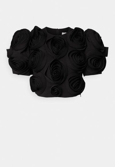 - Blusa negra con flores en relieve