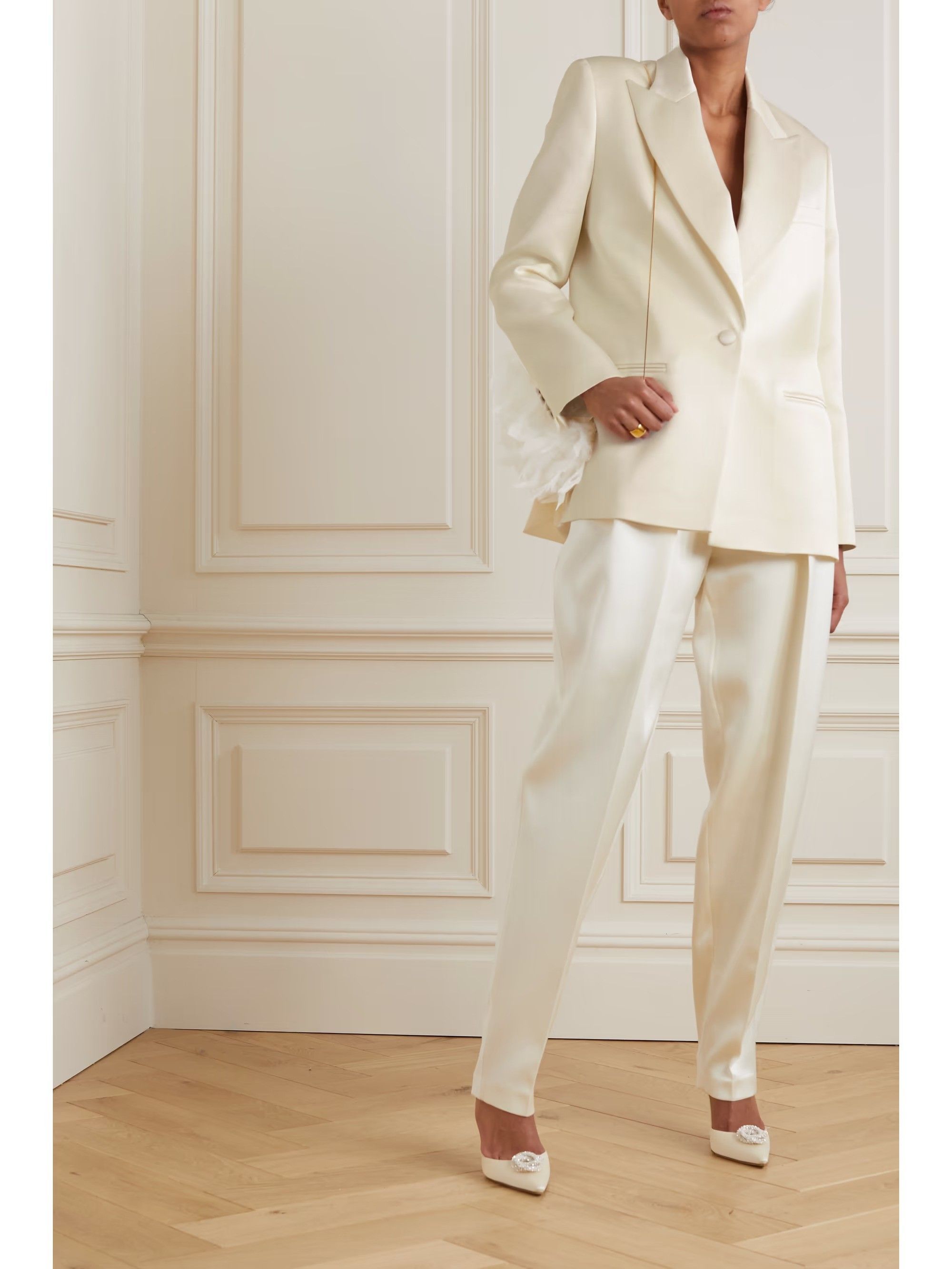 21 Chic Wedding Suits For Women Who Want to Rock a Bridal Suit | Women  suits wedding, London wedding, White wedding suit