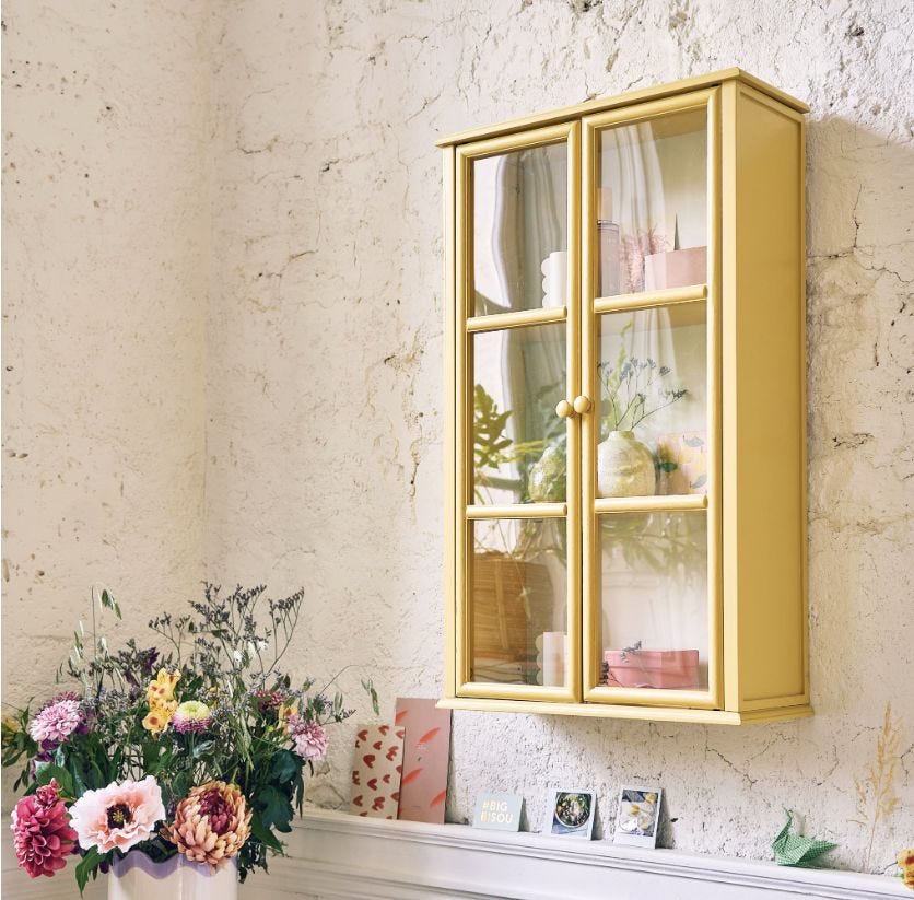 Estantería de pared con puerta