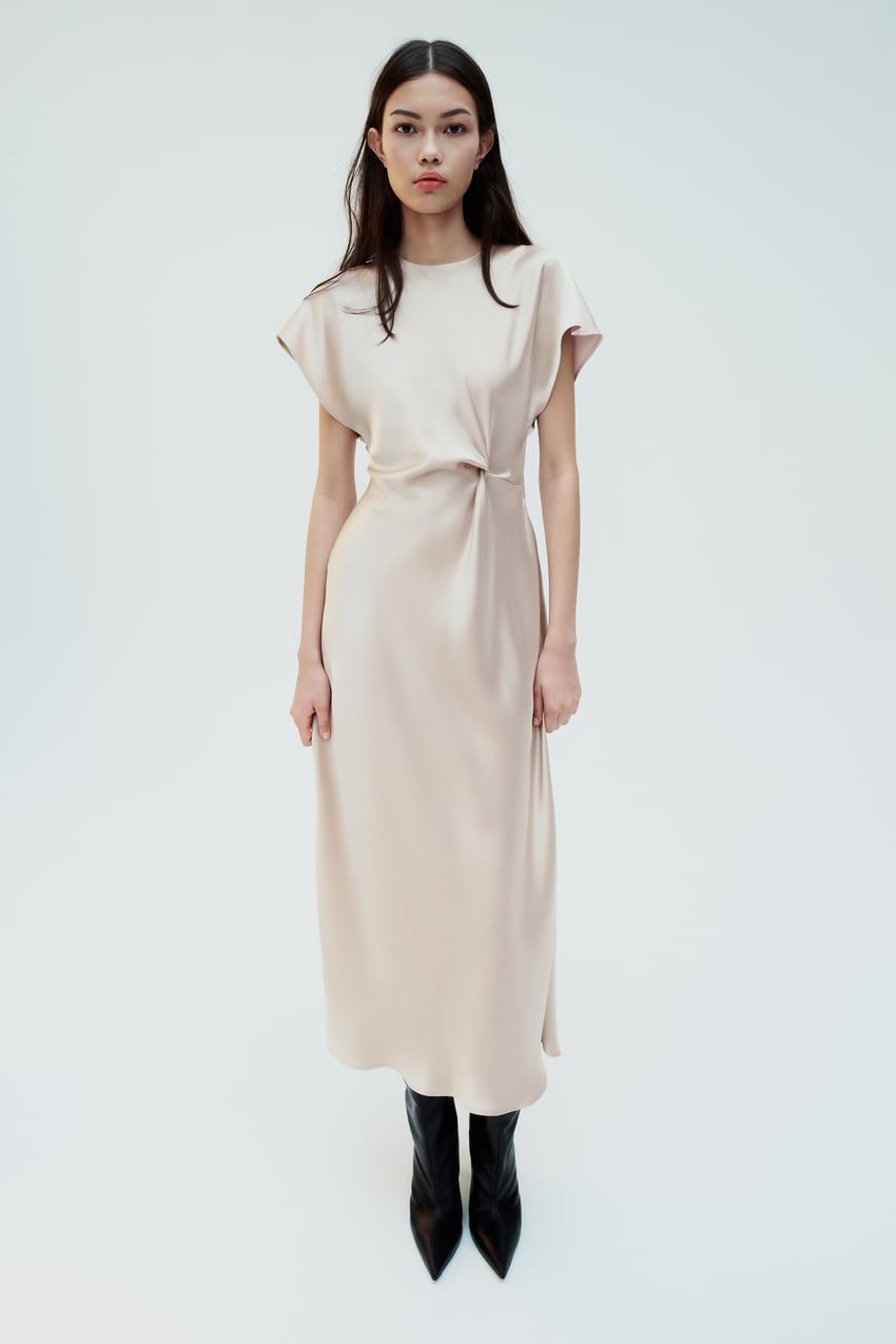 Zara tiene la falda satinada perfecta para invitadas a bodas de otoño -  Foto 1