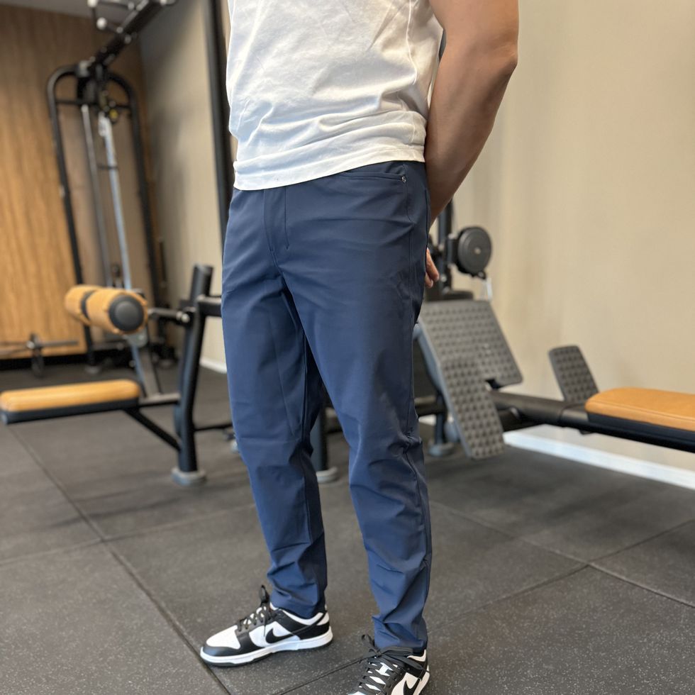 In Review: The Banana Republic Fly-Weight Traveler Pant