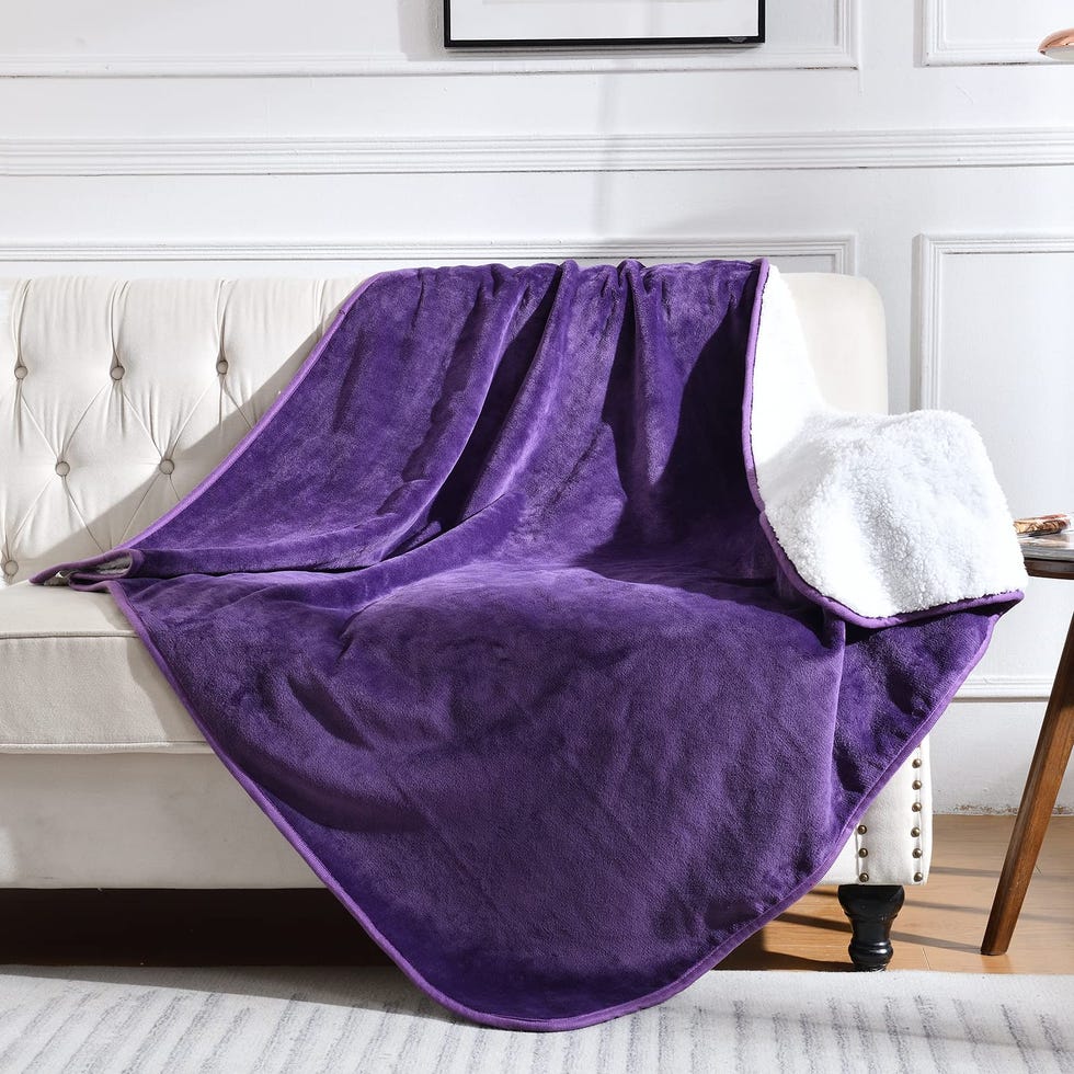 14 Best Sex Blankets For Clean Intimacy Per Experts