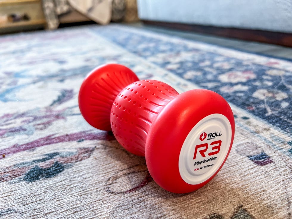 1709739177-roll-recovery-r3-foot-roller-005-65e88c8f7540f.jpg?crop=0.580xw:0.774xh;0.247xw,0 أفضل 5 أجهزة لتدليك القدمين في 2024: اختيارات مميزة لتجربة استرخاء فريدة