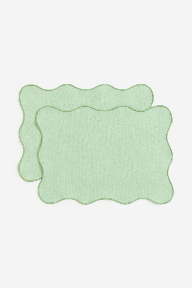 2-pack scallop-edged place mats