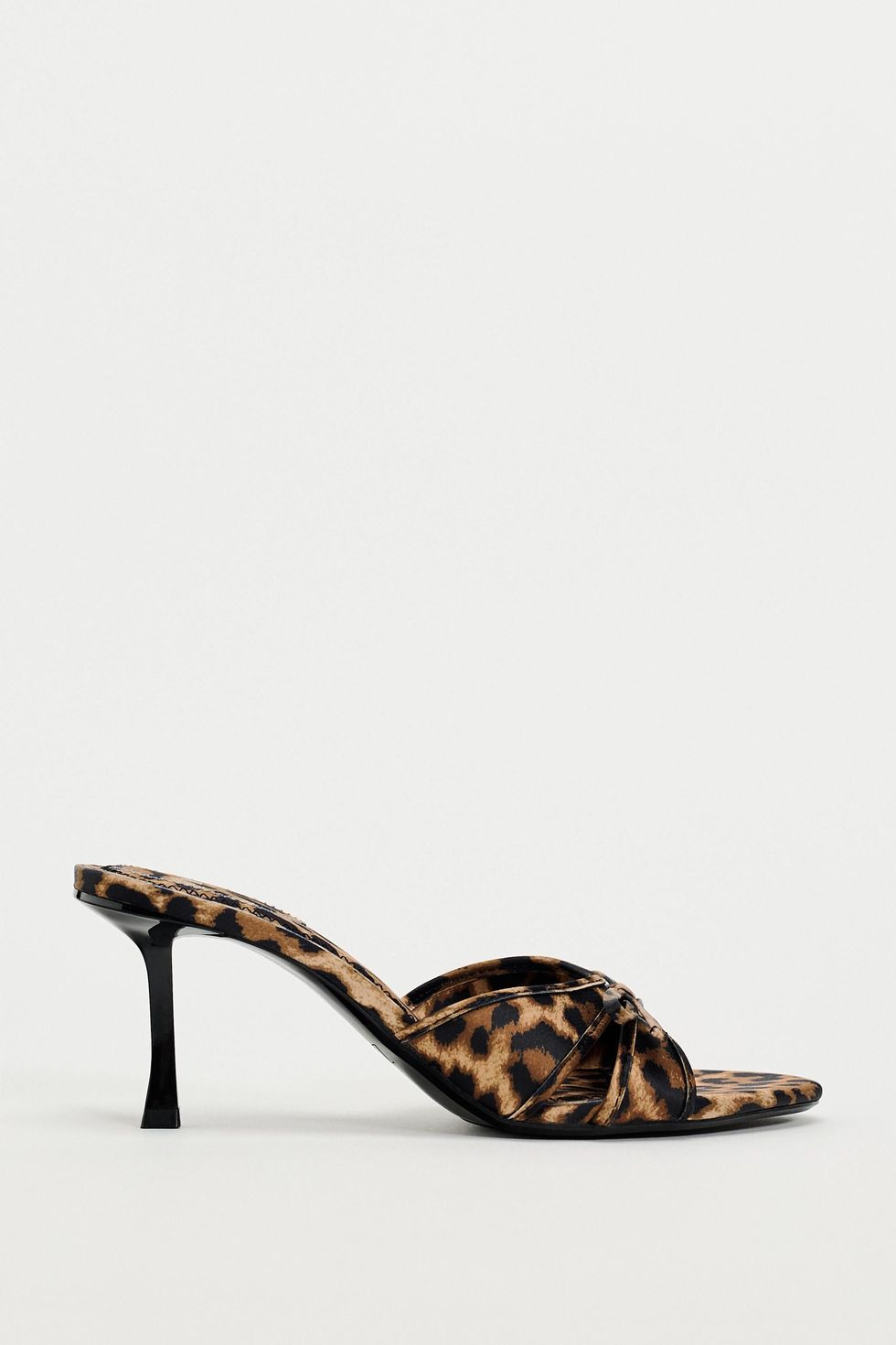 - Sandalias de tacón con estampado de leopardo