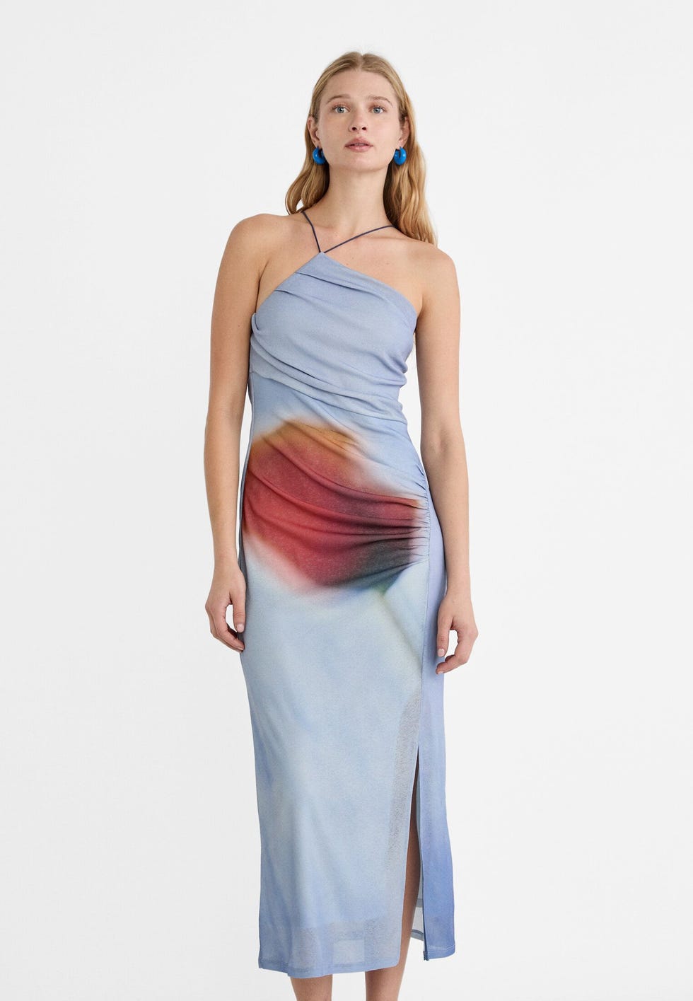 Stradivarius tiene los encantadores vestidos largos camiseros para mujeres de 40 y 50 años 12 Moncloa 5. Vestido largo de escote asimétrico de Stradivarius por 30 €