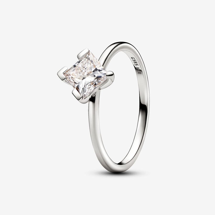 Square Diamond Ring 101: Which is better? Princess cut VS Radiant cut