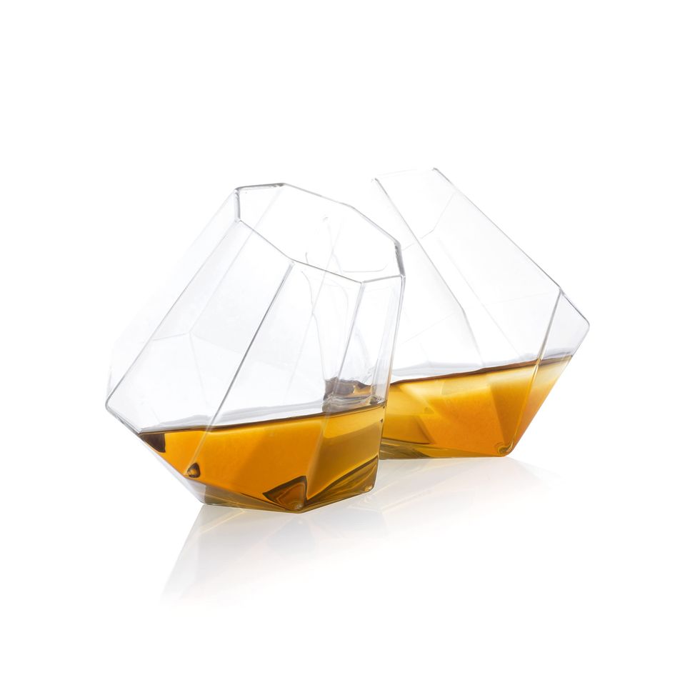 Dwa kieliszki do whisky w kształcie diamentów