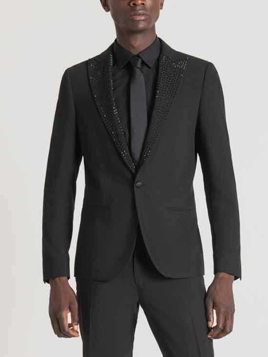 Traje negro con camisa negra sale