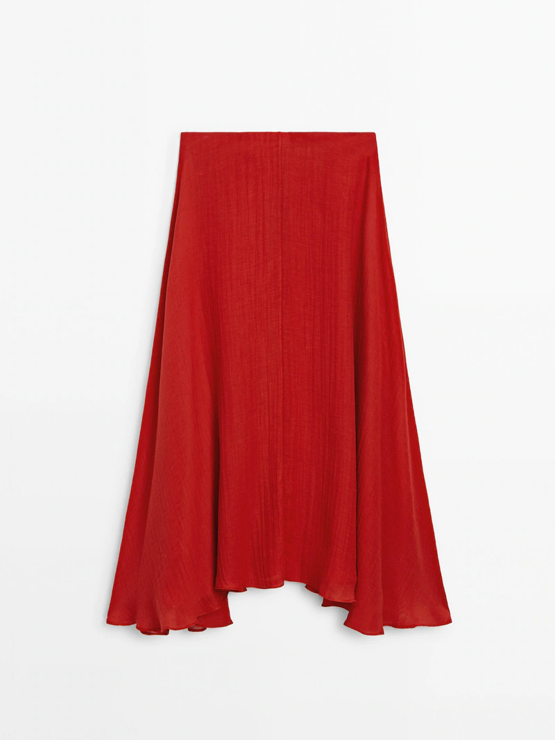 Falda asimétrica roja