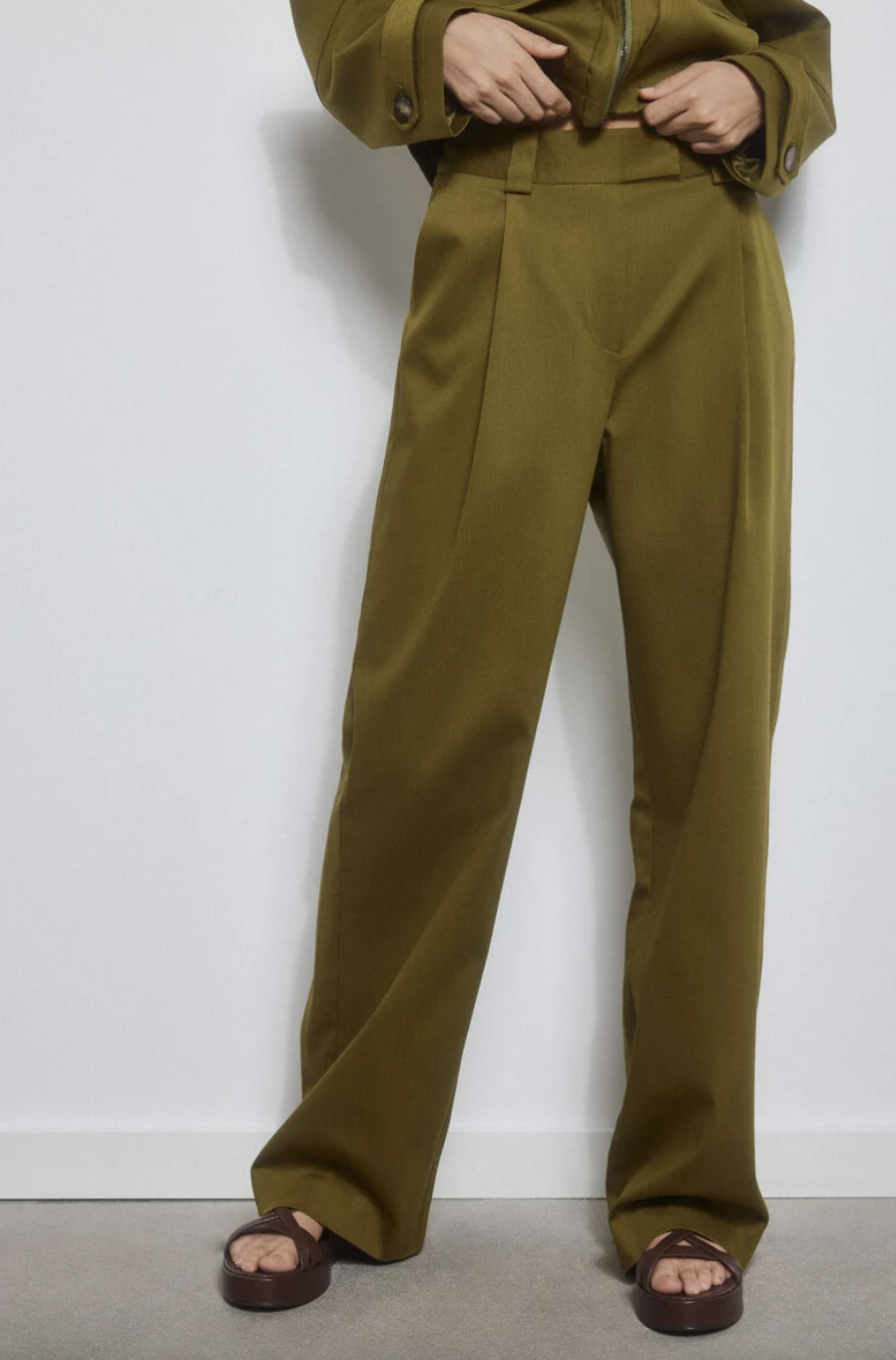 Pantalones de pinzas en verde khaki de Pedro del Hierro para Cortefiel