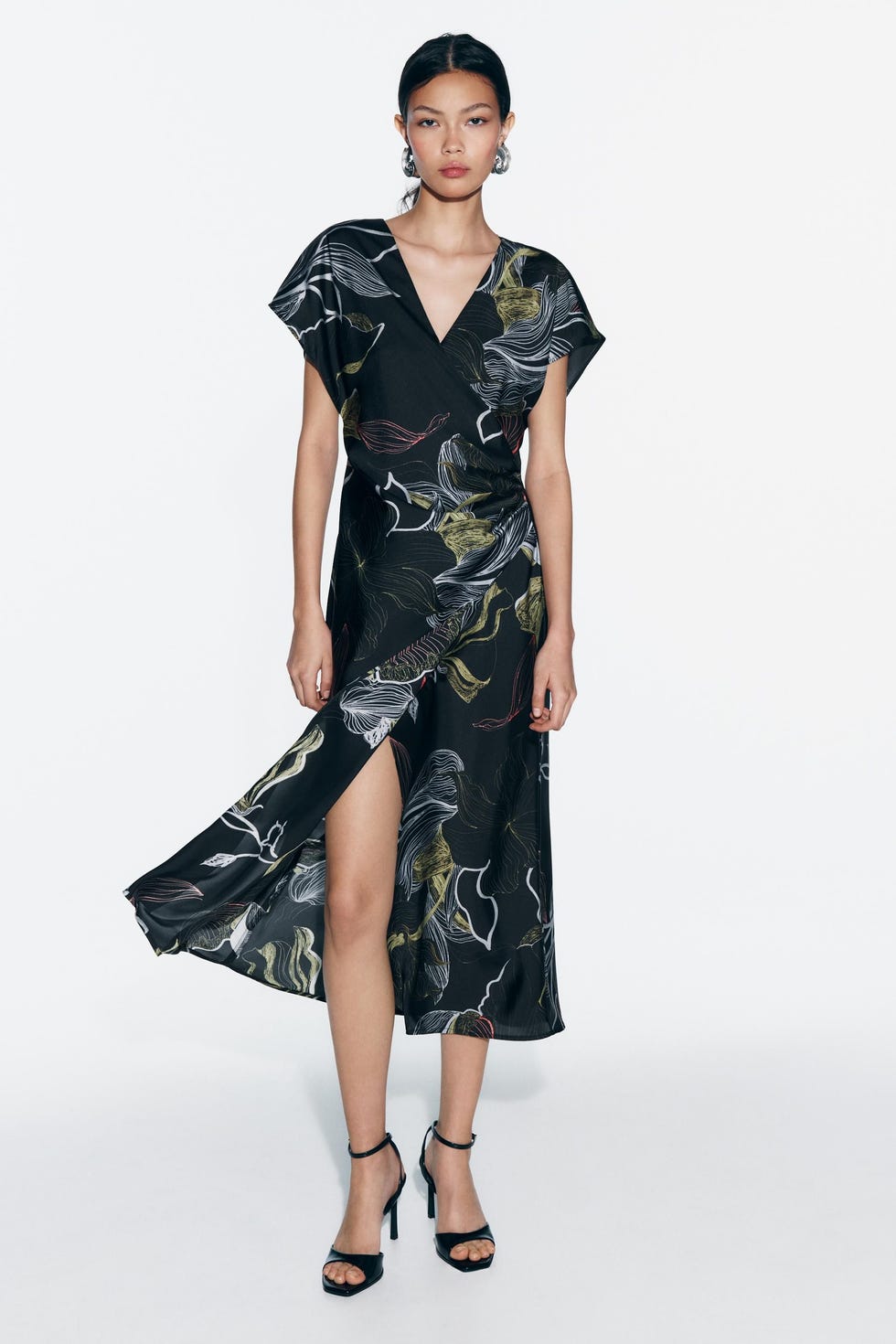 ¡Consigue el efecto vientre plano de Tamara Falcó con estos 6 vestidos cruzados de Zara, Mango y Stradivarius! 8 Moncloa Vestido cruzado satinado de Zara: Elegancia y atrevimiento por 40 €