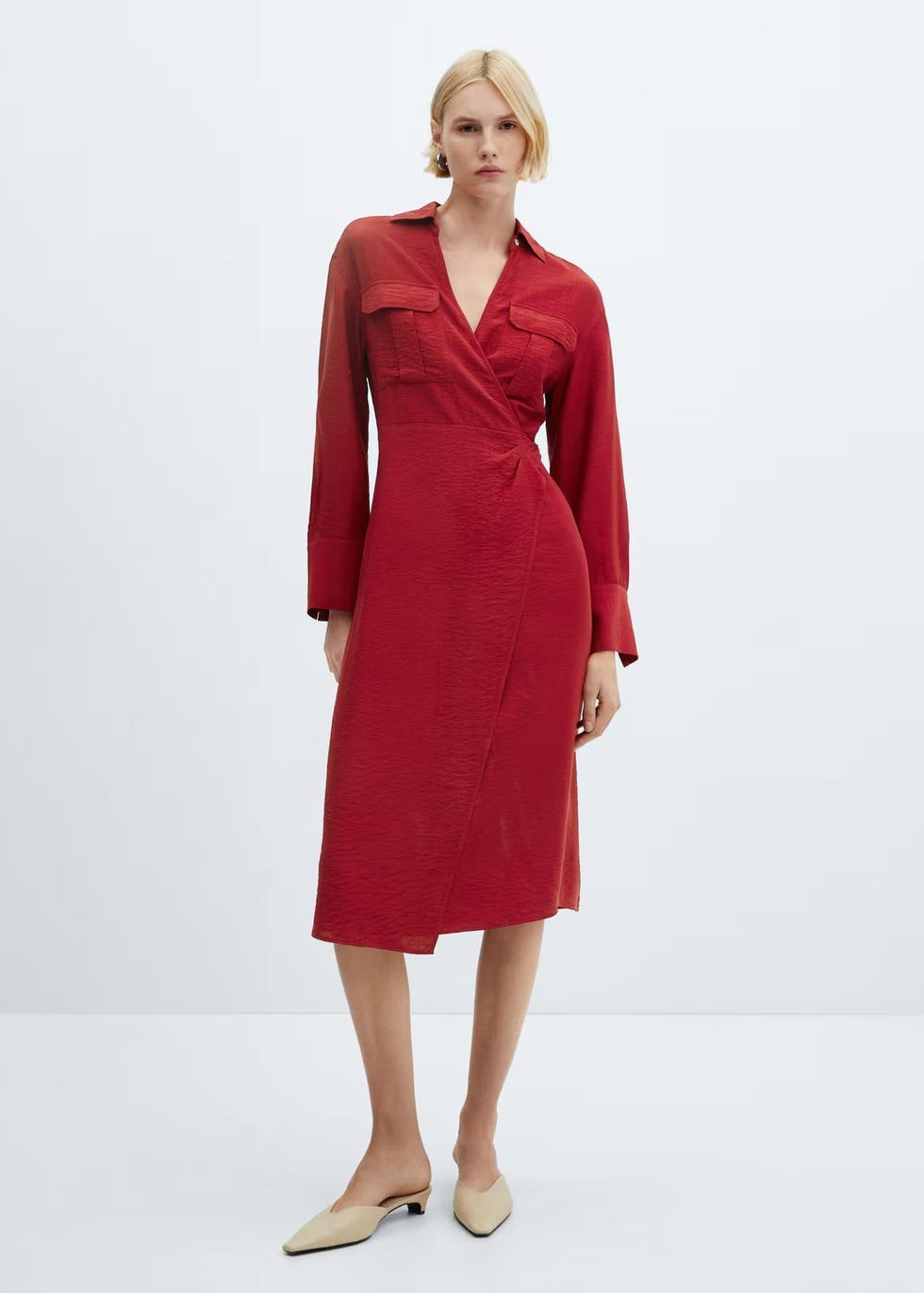 ¡Consigue el efecto vientre plano de Tamara Falcó con estos 6 vestidos cruzados de Zara, Mango y Stradivarius! 10 Moncloa Mango: Descubre el encanto del vestido midi cruzado por 35 €