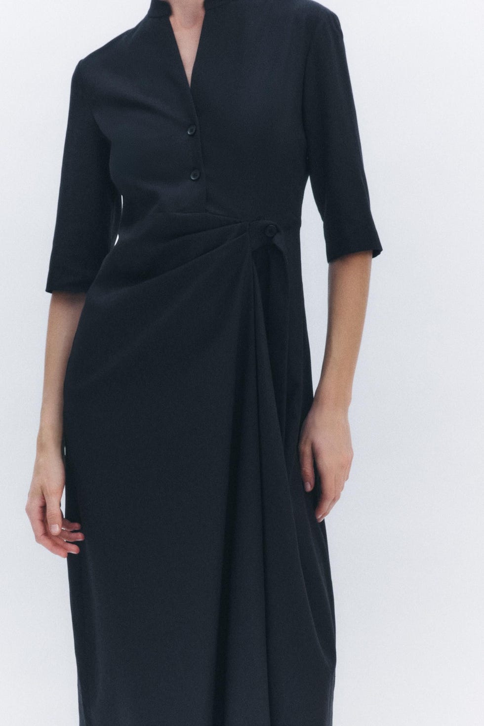 ¡Consigue el efecto vientre plano de Tamara Falcó con estos 6 vestidos cruzados de Zara, Mango y Stradivarius! 11 Moncloa Mango: Elegancia clásica con el vestido camisero por 40 €
