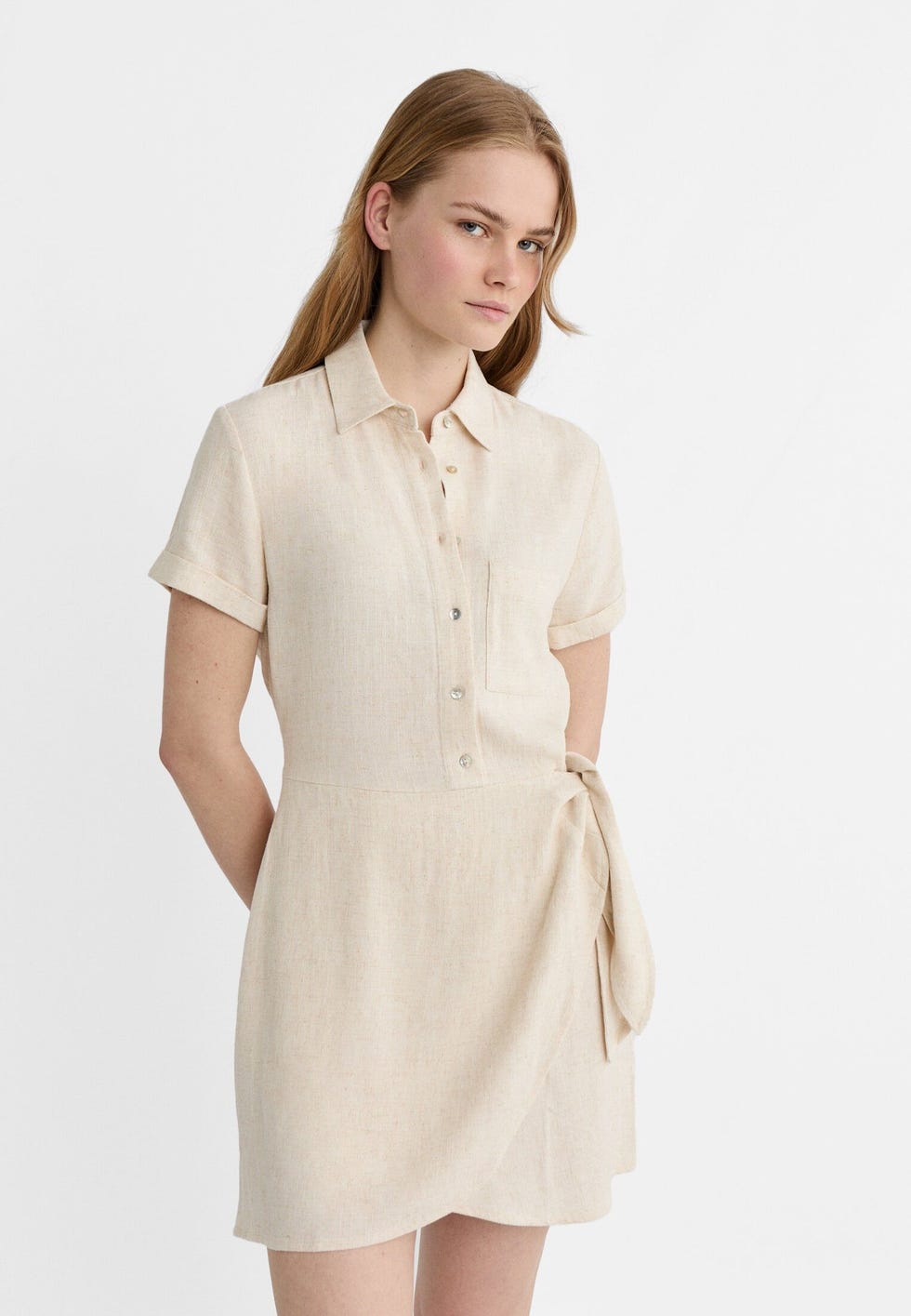 ¡Consigue el efecto vientre plano de Tamara Falcó con estos 6 vestidos cruzados de Zara, Mango y Stradivarius! 12 Moncloa Stradivarius: Frescura y Estilo con el Vestido de Lino Corto por 23 €