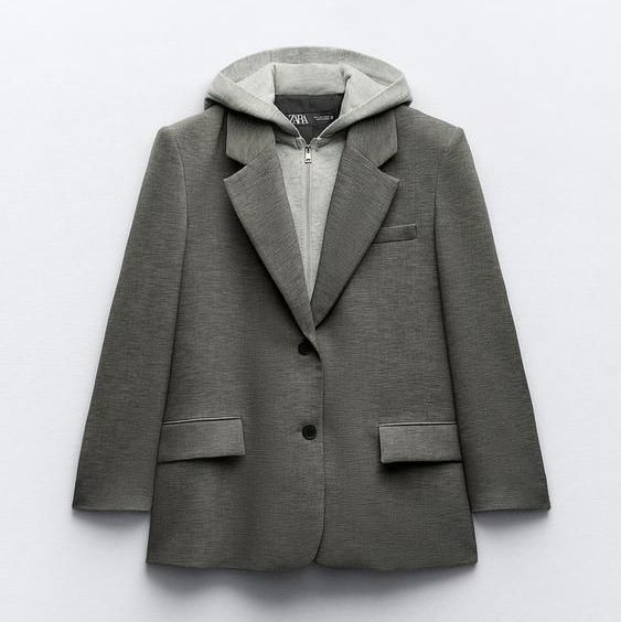 Blazer gris jaspeado de botonadura simple combinada con chaqueta de capucha