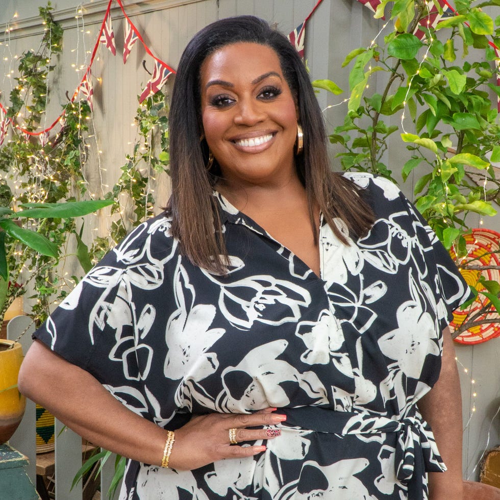 Compra los outfits de Alison Hammond