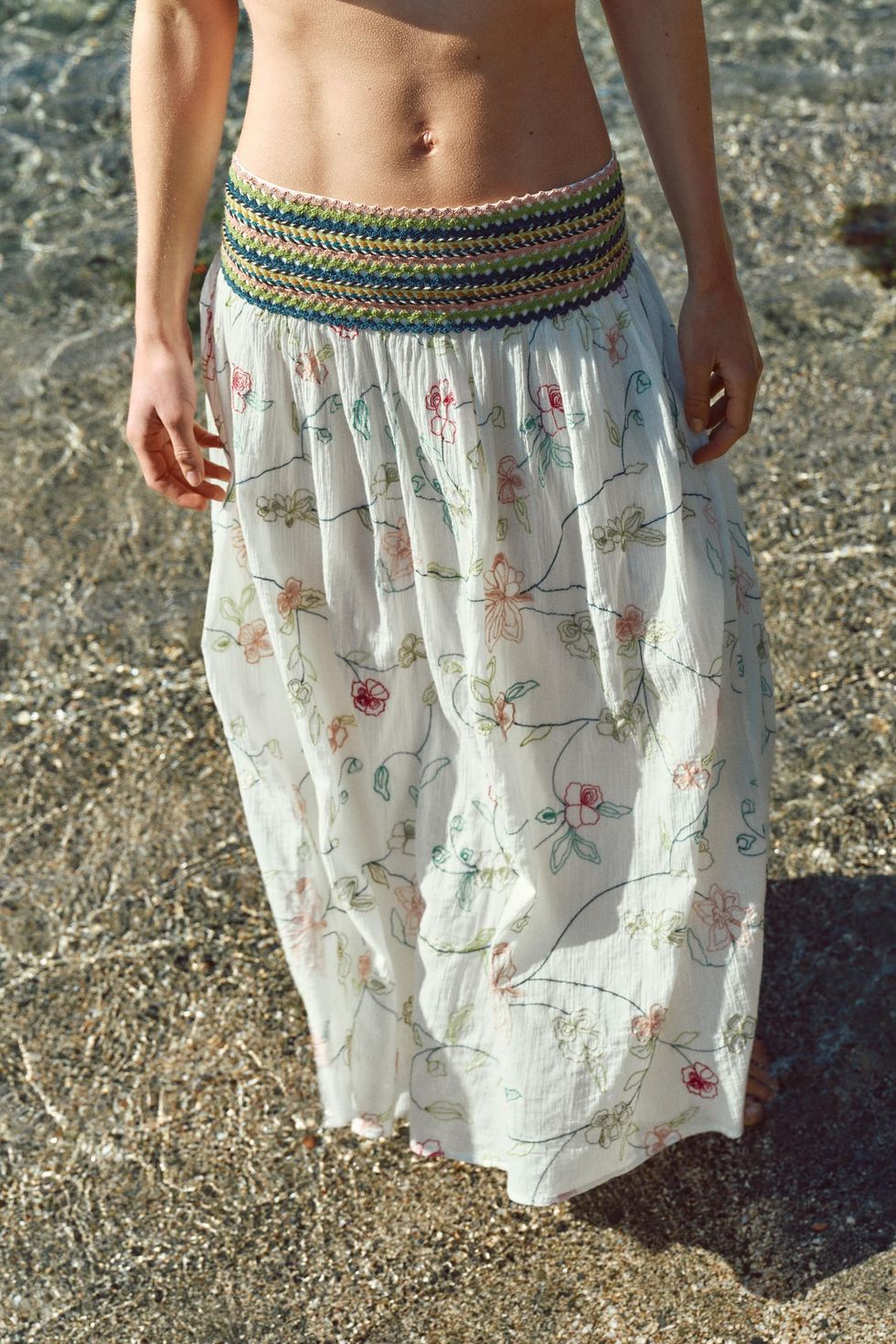 Falda midi bordada con flores